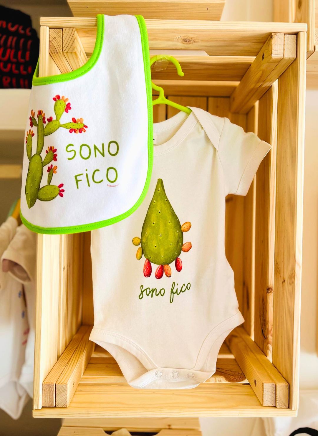 Body per bambini con scritte dipinte a mano