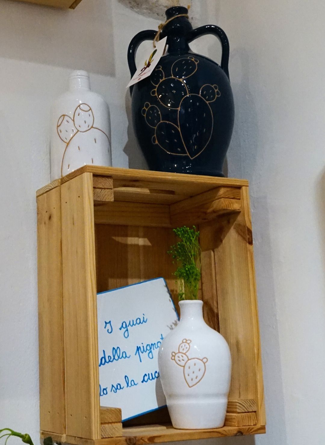 Bottiglie in ceramica pugliese