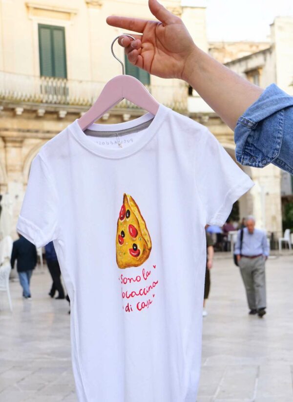 T-shirt dipinte a mano con citazioni pugliesi