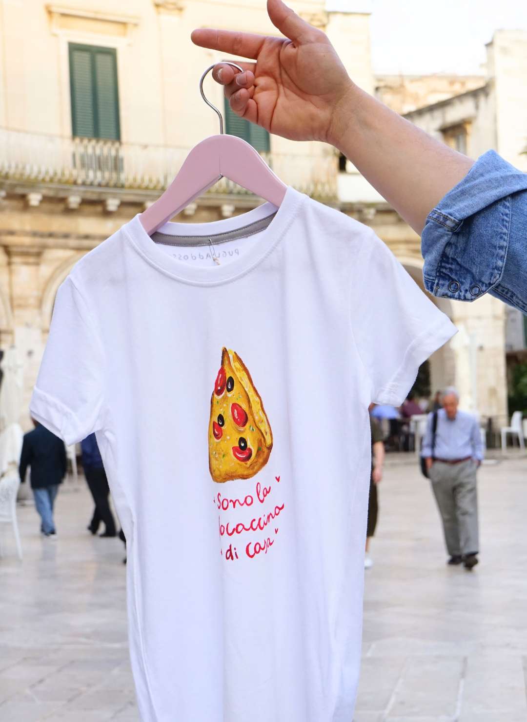 T-shirt dipinte a mano con citazioni pugliesi